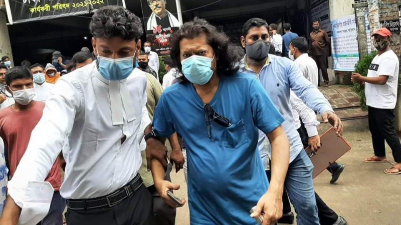 মামলা করতে আদালতে গেলেন জেমস